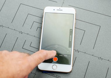 Paris, Fransa - 26 Eylül 2016: Yeni Apple iphone 7 8 tutan erkek el unboxing ve app uygulama yazılımı kamera App Video yavaş-Mo yükleyerek test sonra smartphone artı