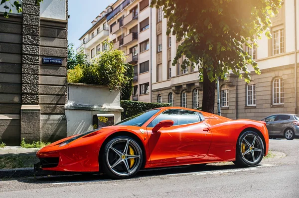 Drahé Ferrari červené sportovní auto na ulici — Stock fotografie