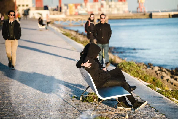 Persone Irriconoscibili Che Camminano Con Vista Laterale Coppia Che Abbracciano — Foto Stock