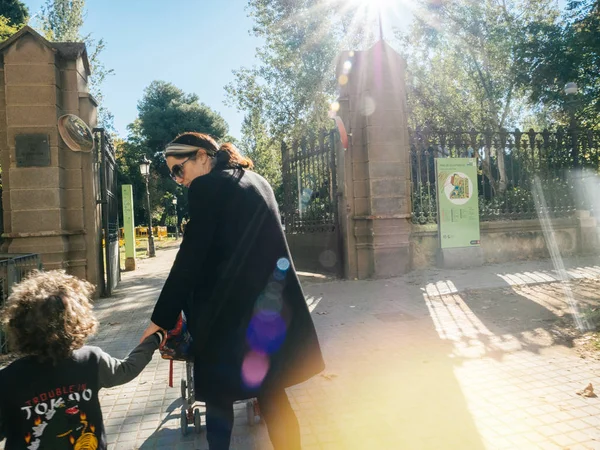 少年のゲートに歩く女性の後姿公園日光 バルセロナのシウタデラ ドのバルセロナ スペイン 2017 — ストック写真