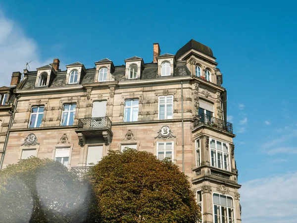 Pov Dessous Plan Beau Bâtiment Extérieur Avec Balcons Ornements Sur — Photo