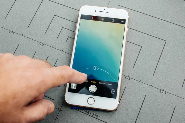フランス Sep 2016 男性手新しい Apple Iphone ボックス化解除とアプリ アプリケーション ソフトウェアの写真カメラのアプリ設定をインストールすることによってテスト後スマート フォン — ストック写真