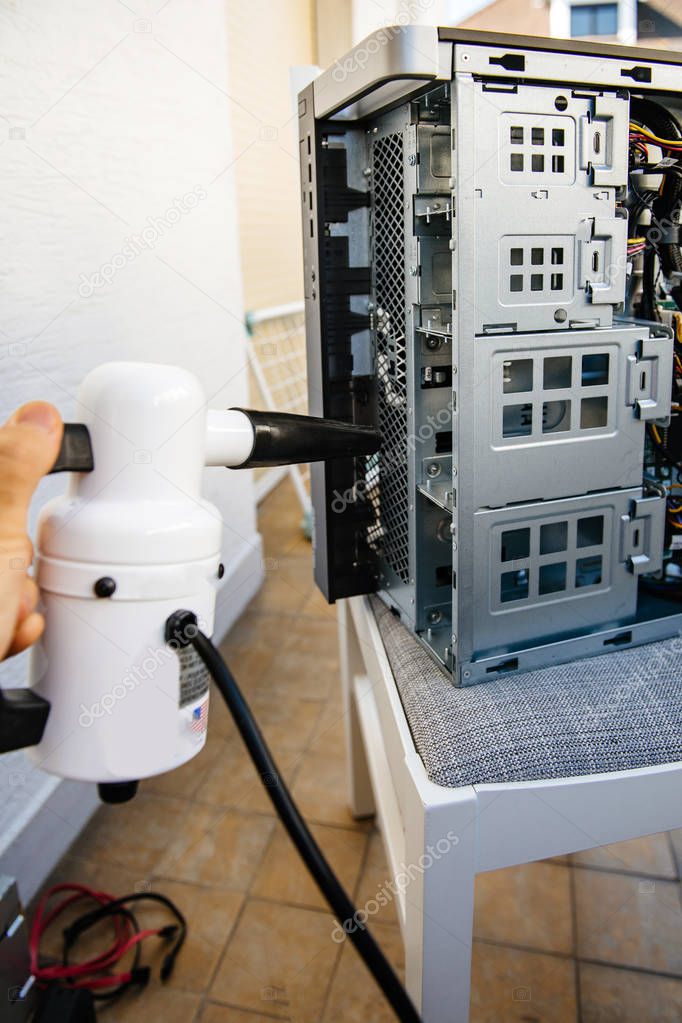 Workstation cleaning computer with vacuum pump