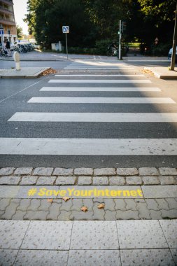 Strasbourg, Fransa - Eyl 12, 2018: Saveyourinternet protesto işareti memes yasağı ve internet - Strazburg Caddesi yok tartışmalı telif hakkı yasaları benimsemeye AB oy olarak