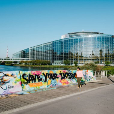 Strasbourg, Fransa - Eyl 12, 2018: Büyük protesto afiş Your Internet kurtarmak içinde belgili tanımlık geçmiş Avrupa Parlamentosu ile önünde yürüyen kadın kare görüntü