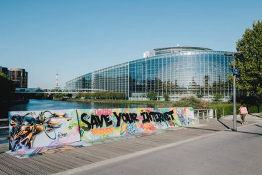 Strasbourg, Fransa - Eyl 12, 2018: büyük protesto afiş Your Internet kurtarmak içinde belgili tanımlık geçmiş Avrupa Parlamentosu ile