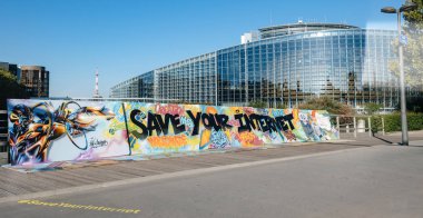 Strasbourg, Fransa - Eyl 12, 2018: Büyük protesto afiş Your Internet kurtarmak içinde belgili tanımlık geçmiş Avrupa Parlamentosu ile geniş görüntüsünü
