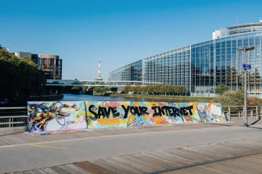 Strasbourg, Fransa - Eyl 12, 2018: büyük protesto afiş Your Internet kurtarmak içinde belgili tanımlık geçmiş Pont Zaepfel Köprüsü'nde Avrupa Parlamentosu ile