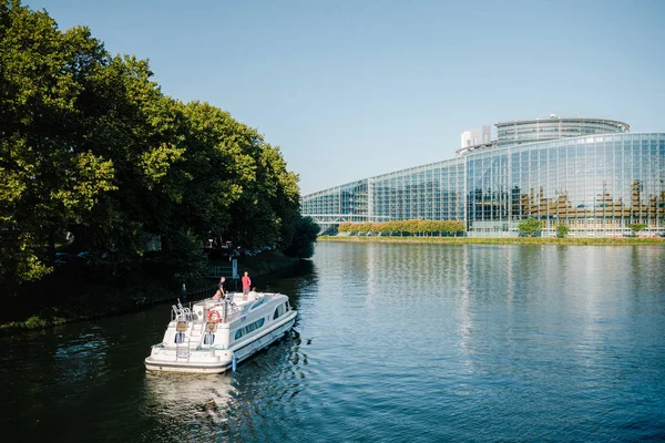 Strasbourg France September 2018 Boat Fährt Auf Dem Kranken Flusskanal — Stockfoto