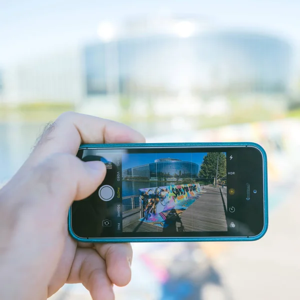 Štrasburk Francie Sep 2018 Muž Pořizování Fotografií Telefonem Iphone Smartphone — Stock fotografie