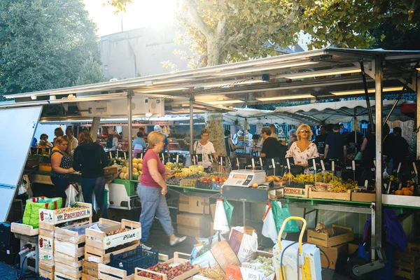 法国斯特拉斯堡 2018年9月12日 在斯特拉斯堡的面包 人们在集市上购物买新鲜蔬菜和水果肉类和食品 — 图库照片