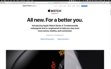 London, Büyük Britanya - 12 Eylül 2018: Apple bilgisayarlar ürün lansmanı sonra tüm yeni daha iyi bir için sen bilgisayar Macbook ekranda görülen Apple Watch giyilebilir bilgisayar,