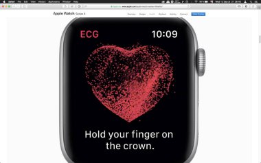 London, Büyük Britanya - 12 Eylül 2018: EKG kalp sensör kalp üzerinde Apple bilgisayarlar ürün lansmanı sonra bilgisayar Macbook ekranda görülen Apple Watch giyilebilir bilgisayar