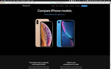 London, Büyük Britanya - 12 Eylül 2018: Cupertino açış sonra ürün lansmanı bilgisayar Macbook ekranda görülen Karşılaştır en son akıllı telefon bilgisayar,