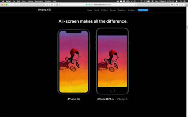 London, Büyük Britanya - 12 Eylül 2018: en son iphone X R karşılaştırmak ekran boyutu smartphone bilgisayar, Cupertino açış ürün lansmanı sonra bilgisayar Macbook ekranda görülen
