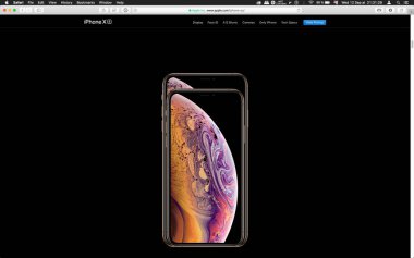 London, Büyük Britanya - 12 Eylül 2018: Cupertino açış sonra ürün lansmanı bilgisayar Macbook ekranda görülen son altın elma iphone Xs iphone Xs Max iphone X R smartphone bilgisayar,