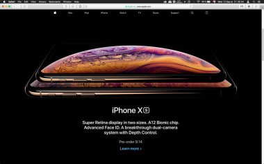 London, Büyük Britanya - 12 Eylül 2018: Cupertino açış sonra ürün lansmanı bilgisayar Macbook ekranda görülen son altın elma iphone Xs iphone Xs Max iphone X R smartphone bilgisayar,