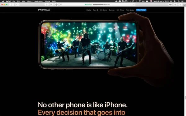 2018年9月12日 最新的金色苹果 Iphone Iphone Iphone 手机的音乐带 在苹果笔记本电脑上看到的主题产品后显示 — 图库照片