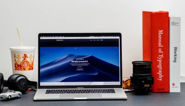 London, Büyük Britanya - 13 Eylül 2018: Apple bilgisayarlar Internet Web sitesinde 15 inç 2018 Macbook Retina son Macbook Pro Intel Gen 8 dizüstü Macos Mojave güçlü os vitrine Oda ortamda