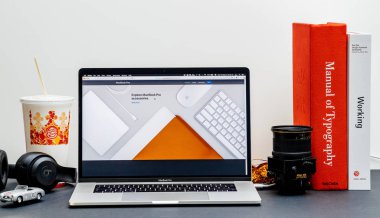 London, Büyük Britanya - 13 Eylül 2018: Apple bilgisayarlar Internet Web sitesinde 15 inç 2018 Macbook Retina oda ortamında vitrine son Macbook Pro Intel Gen 8 dizüstü bilgisayar ve aksesuarları