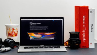 London, Büyük Britanya - 13 Eylül 2018: Apple bilgisayarlar Internet Web sitesinde 15 inç 2018 Macbook Retina son Macbook Pro Intel Gen 8 dizüstü Gddr5 vitrine Oda ortamda 