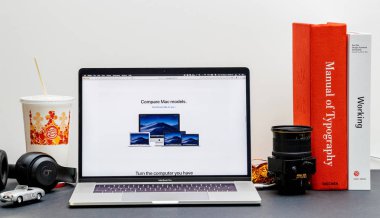London, Büyük Britanya - 13 Eylül 2018: Apple bilgisayarlar Internet Web sitesinde 15 inç 2018 Macbook Retina son Macbook Pro Intel Gen 8 laptop karşılaştırmak mac modelleri vitrine Oda ortamda