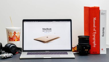 London, Büyük Britanya - 13 Eylül 2018: Apple bilgisayarlar Internet Web sitesinde 15 inç 2018 Macbook Retina son Macbook Pro Intel Gen 8 dizüstü altın vitrine Oda ortamda