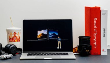 London, Büyük Britanya - 13 Eylül 2018: Apple bilgisayarlar Internet Web sitesinde 15 inç 2018 Macbook oda ortamı vitrine olarak Retina Keynote Cupertino Tim Cook ve Macbook Pro dizüstü bilgisayar