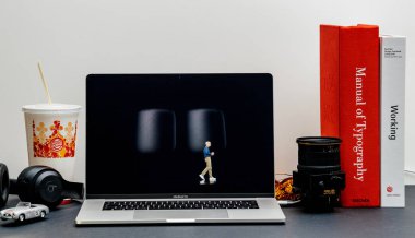 London, Büyük Britanya - 13 Eylül 2018: Apple bilgisayarlar Internet Web sitesinde 15 inç 2018 Macbook oda ortamı vitrine olarak Retina Keynote Cupertino eve Pod hoparlör Tim Cook ile içinde 