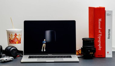 London, Büyük Britanya - 13 Eylül 2018: Apple bilgisayarlar Internet Web sitesinde 15 inç 2018 Macbook oda ortamı vitrine olarak Retina Keynote Cupertino eve Pod hoparlör Tim Cook ile içinde 