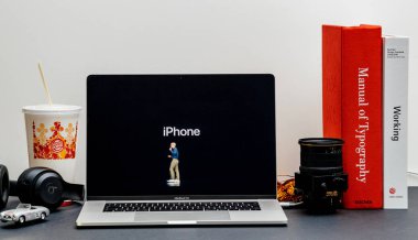 London, Büyük Britanya - 13 Eylül 2018: Macbook oda ortamı vitrine olarak Retina Apple bilgisayarlar Internet Web sitesinde 15 inç 2018 Keynote Cupertino Tim Cook ve iphone