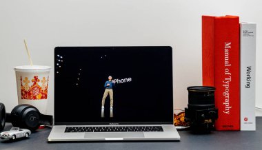 London, Büyük Britanya - 13 Eylül 2018: Apple bilgisayarlar Internet Web sitesinde 15 inç 2018 Macbook oda ortamı vitrine olarak Retina Keynote Cupertino Tim Cook ile içinde sahnede
