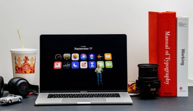 Londra - 13 Eylül 2018: Apple bilgisayarlar Internet Web sitesinde 15 inç 2018 Macbook Retina Cupertino Phil Shiller kullanılabilirlik iPhone iphone Xs Max R Keynote vitrine Oda ortamda