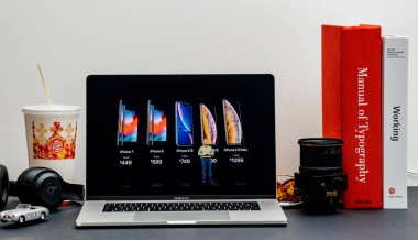 Londra - 13 Eylül 2018: Apple bilgisayarlar Internet Web sitesinde 15 inç 2018 Macbook Retina oda ortamında vitrine iphone Xs Max R açış Cupertino Phil Schiller ve iphone aralığı