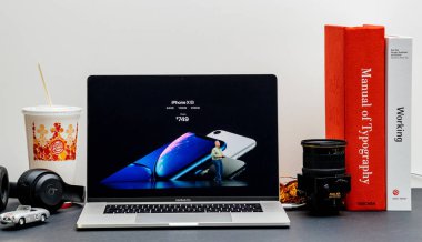 Londra - 13 Eylül 2018: Apple bilgisayarlar Internet Web sitesinde 15 inç 2018 Macbook Retina iphone Xr fiyat duyurusu Phil Schiller tarafından vitrine Oda ortamda 