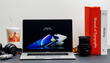 Londra - 13 Eylül 2018: Apple bilgisayarlar Internet Web sitesinde 15 inç 2018 Macbook Retina iphone Xr fiyat Duyurular vitrine Oda ortamda, 