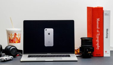 Londra - 13 Eylül 2018: Apple bilgisayarlar Internet Web sitesinde 15 inç 2018 Macbook Retina iphone Xr ürün tanıtım filmi vitrine Oda ortamda 