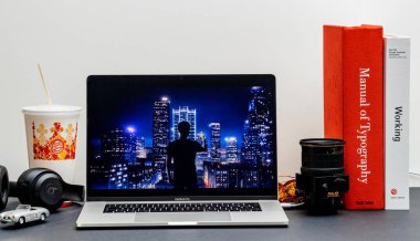 Londra - 13 Eylül 2018: Apple bilgisayarlar Internet Web sitesinde 15 inç 2018 Macbook Retina iphone Xr ürün tanıtım filmi vitrine Oda ortamda 
