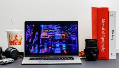 Londra - 13 Eylül 2018: Apple bilgisayarlar Internet Web sitesinde 15 inç 2018 Macbook Retina iphone Xr ürün tanıtım filmi vitrine Oda ortamda 