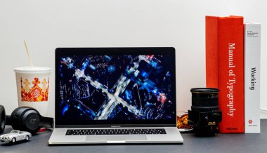 Londra - 13 Eylül 2018: Apple bilgisayarlar Internet Web sitesinde 15 inç 2018 Macbook Retina iphone Xr ürün tanıtım filmi vitrine Oda ortamda 