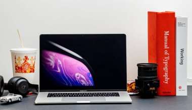 Londra - 13 Eylül 2018: Apple bilgisayarlar Internet Web sitesinde 15 inç 2018 Macbook Retina iphone Xr ürün tanıtım filmi vitrine Oda ortamda 