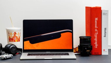 Londra - 13 Eylül 2018: Apple bilgisayarlar Internet Web sitesinde 15 inç 2018 Macbook Retina iphone Xr ürün tanıtım filmi vitrine Oda ortamda 