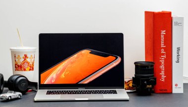 Londra - 13 Eylül 2018: Apple bilgisayarlar Internet Web sitesinde 15 inç 2018 Macbook Retina iphone Xr ürün tanıtım filmi vitrine Oda ortamda 