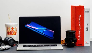 Londra - 13 Eylül 2018: Apple bilgisayarlar Internet Web sitesinde 15 inç 2018 Macbook Retina iphone Xr ürün tanıtım filmi vitrine Oda ortamda 