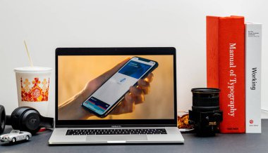 Londra - 13 Eylül 2018: Apple bilgisayarlar Internet Web sitesinde 15 inç 2018 Macbook Retina advertorial iphone Xr yetenekleri vitrine Oda ortamda