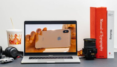 Londra - 13 Eylül 2018: Apple bilgisayarlar Internet Web sitesinde 15 inç 2018 Macbook Retina advertorial iphone Xr yetenekleri vitrine Oda ortamda