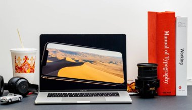 Londra - 13 Eylül 2018: Apple bilgisayarlar Internet Web sitesinde 15 inç 2018 Macbook Retina advertorial iphone Xr yetenekleri vitrine Oda ortamda