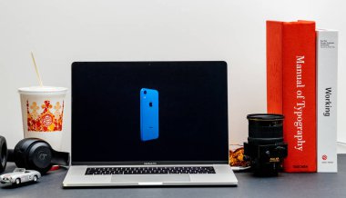 Londra - 13 Eylül 2018: Apple bilgisayarlar Internet Web sitesinde 15 inç 2018 Macbook Retina ekran mavi rengini Xr iPhone'da vitrine Oda ortamda