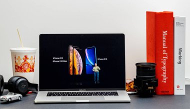 Londra - 13 Eylül 2018: Apple bilgisayarlar Internet Web sitesinde 15 inç 2018 Macbook Retina Cupertino Phil Schiller karşılaştırarak Xs Max R Keynote iphone vitrine Oda ortamda telefonları.