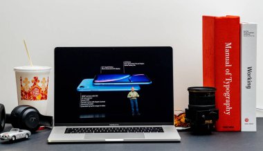 Londra - 13 Eylül 2018: Apple bilgisayarlar Internet Web sitesinde 15 inç 2018 Macbook Retina iphone Xs Max R Keynote Cupertino ekran görüntüsündeki Phil Schiller vitrine Oda ortamda
